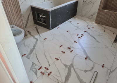 Marmer en houtlook badkamer