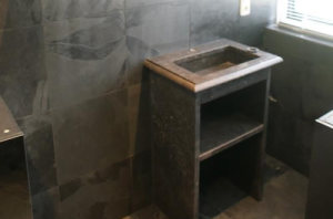 tegelzetter groningen, badkamer met bruine op tegelzetbedrijfmelessen.nl
